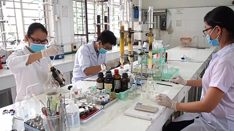 Sinh viên Trườ ng ĐH Sài Gòn nghiên cứu hóa học tạo vi sinh góp phần bảo vệ môi trường. Ảnh: HOÀNG HÙNG