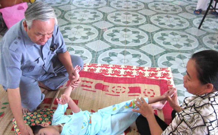 Ông Lê Văn Hoan thăm một cháu bé được phục hồi chức năng