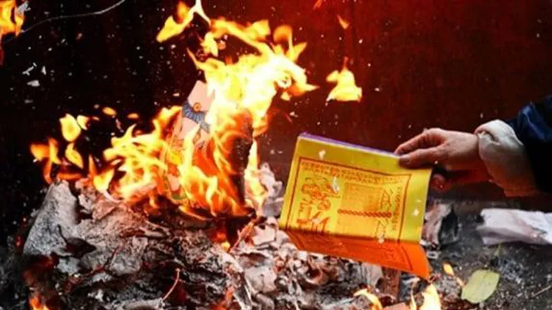 Lạm dụng đốt vàng mã gây ra những hệ lụy như hao tiền tốn của, ảnh hưởng môi trường