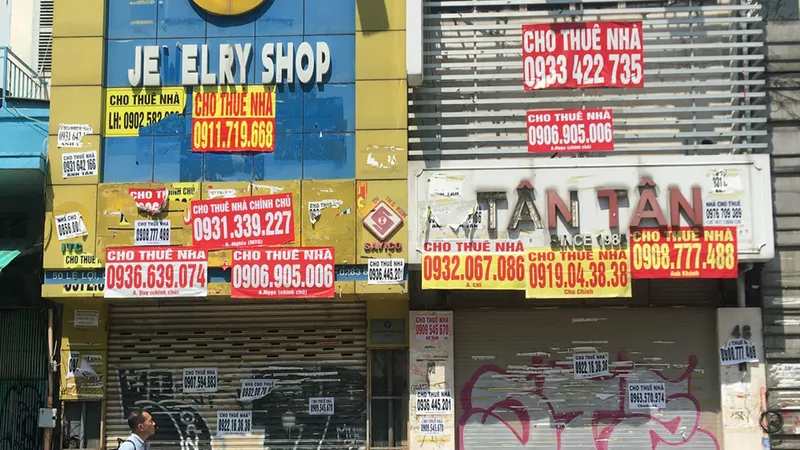 Mặt tiền căn nhà 48-50 đường Lê Lợi, quận 1, TPHCM bị vẽ bậy, dán quảng cáo trái phép