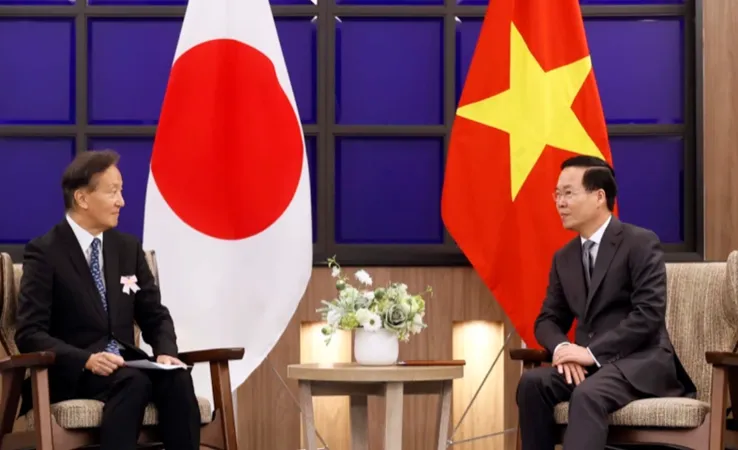 Chủ tịch nước Võ Văn Thưởng với Chủ tịch Hiệp hội Hữu nghị Kyushu – Việt Nam Hoshino Hiroshi. Ảnh: TTXVN