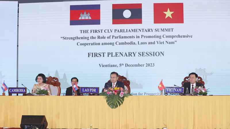 Lễ khai mạc trọng thể và Phiên toàn thể đầu tiên của Hội nghị cấp cao Quốc hội ba nước Cam-pu-chia – Lào – Việt Nam (CLV) lần thứ nhất. Ảnh: quochoi.vn 