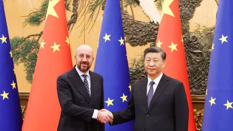 Chủ tịch Hội đồng châu Âu Charles Michel (trái) và Chủ tịch Trung Quốc Tập Cận Bình trong cuộc gặp năm 2022. Ảnh: REUTERS