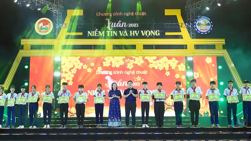 Trao học bổng cho học sinh vượt khó học giỏi của huyện Vĩnh Cửu, Đồng Nai tại Chương trình Xuân Chiến sĩ năm 2023. Ảnh: THẾ ANH
