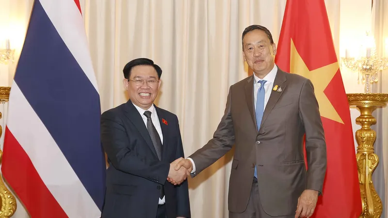 Chủ tịch Quốc hội Vương Đình Huệ hội kiến Thủ tướng Vương quốc Thái Lan Srettha Thavisin. Ảnh: TTXVN
