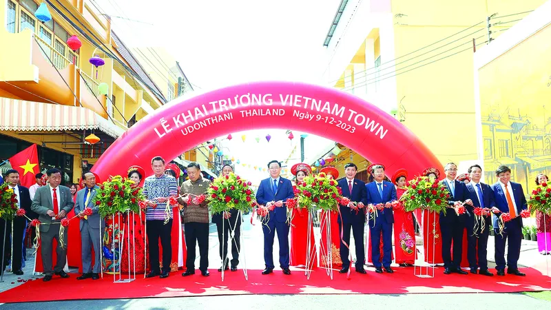 Chủ tịch Quốc hội Vương Đình Huệ và đại biểu cắt băng khai trương Phố Việt Nam tại Thái Lan. Ảnh: TTXVN