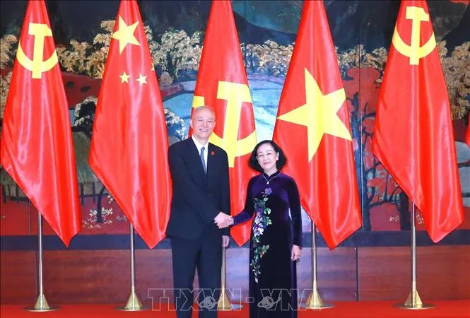 Thường trực Ban Bí thư Trương Thị Mai hội đàm với Chánh Văn phòng Trung ương Đảng Cộng sản Trung Quốc
