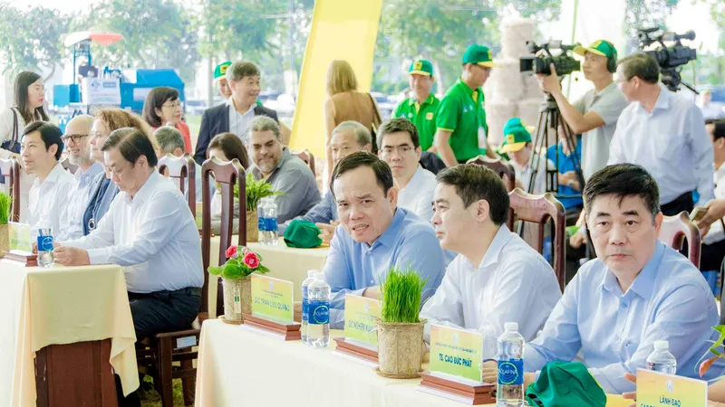 Phó Thủ tướng Trần Lưu Quang dự Lễ Phát động, ngồi kế là ông Nghiêm Xuân Thành, Bí thư Tỉnh ủy Hậu Giang, và ông Cao Đức Phát, Chủ tịch Viện Nghiên cứu Lúa gạo quốc tế IRRI, nguyên Bộ trưởng Bộ NN&PTNT