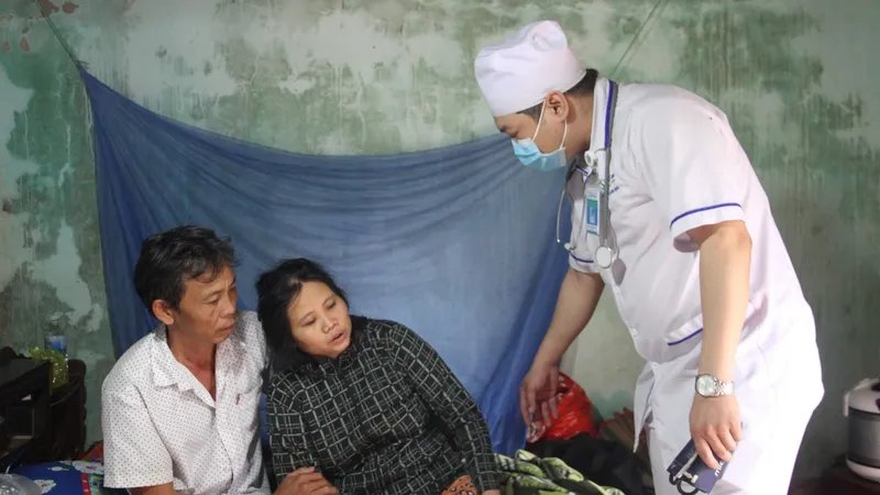 Bác sĩ đến tận nhà để hỗ trợ, thăm khám cho bà Phạm Thị Lan (mẹ của em Phan Thị Ca)