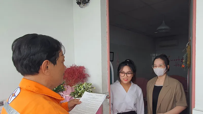 Nhân viên EVNHCMC tích cực tuyên truyền giá bán điện cho người thuê trọ