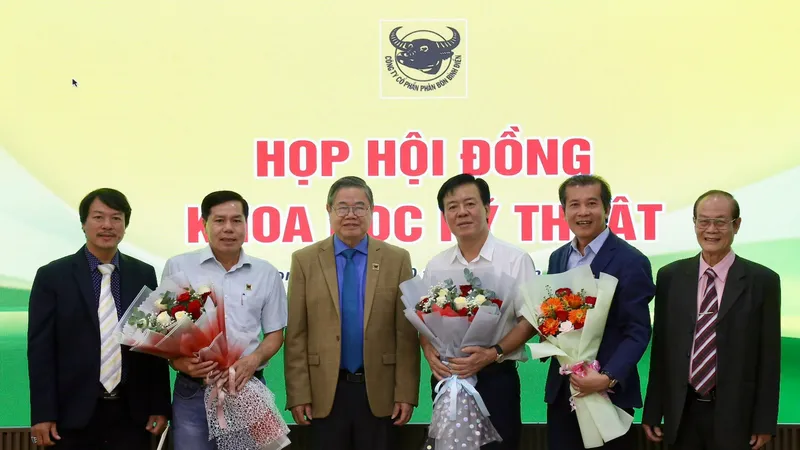 Ban Tổng Giám đốc và Hội đồng Khoa học Kỹ thuật Công ty CP Phân bón Bình Điền tại buổi họp bàn về kế hoạch năm 2024