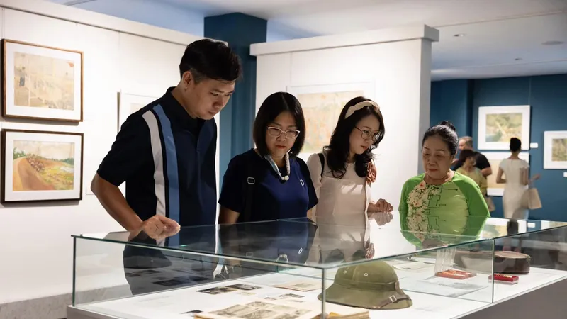Khách tham quan triển lãm “Hồi ký chiến trường qua tranh họa sĩ Nguyễn Hiêm” tại Bảo tàng Nghệ thuật Quang San. Ảnh: THIÊN THANH