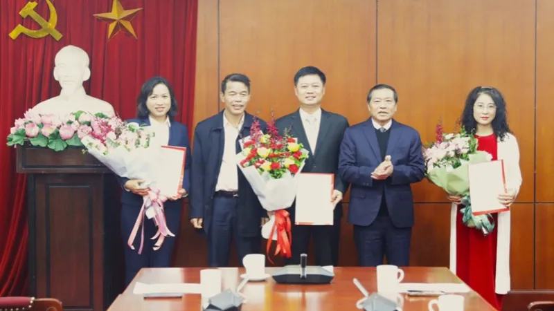 Thay mặt tập thể Lãnh đạo Ban Tuyên giáo Trung ương, đồng chí Lại Xuân Môn, Phó Trưởng ban Thường trực Ban Tuyên giáo Trung ương tặng hoa và trao quyết định cho đồng chí Lê Huy Nam, Bùi Thanh Tâm và Nguyễn Thị Minh Huế