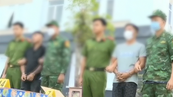 Long An: 2 đối tượng vận chuyển gần 1 tấn pháo lậu