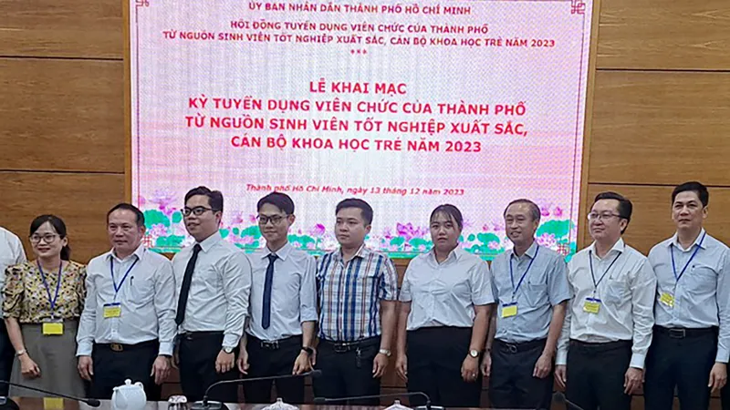 Các ứng viên và hội đồng tuyển dụng tại lễ khai mạc kỳ thi tuyển viên chức