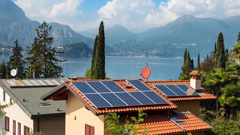 Điện mặt trời hộ dân ở hồ Como, vùng Lombardia, Italy