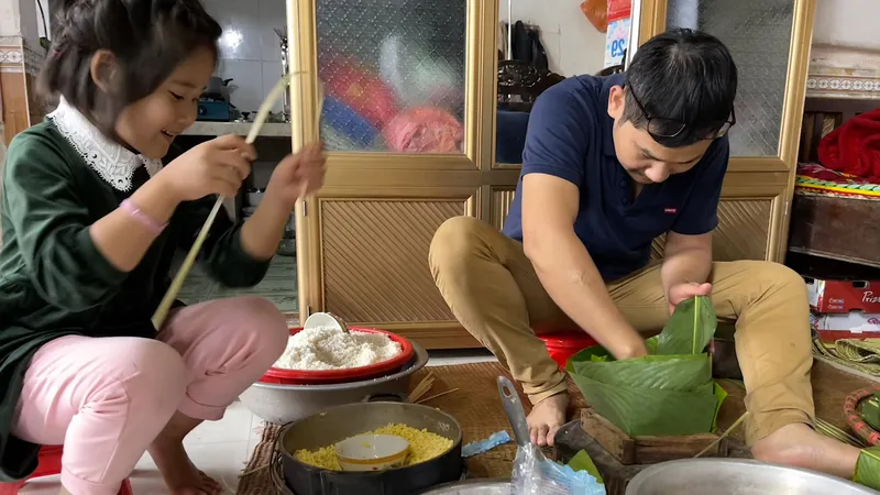Nhiều năm nay, khi có gia đình riêng, mỗi lần tết đến, dù bận rộn đến mấy vợ chồng tôi cũng cố gắng sắp xếp để cùng con gói bánh chưng ngày tết, mong con cũng sẽ có những ký ức thật đẹp về ngày tết cổ truyền Việt Nam