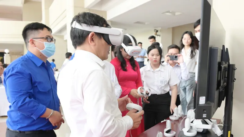 Đại biểu xem triển lãm bằng kính thực tại ảo. Ảnh: THIỆN THÔNG