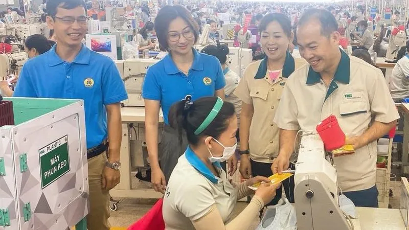 Hỗ trợ chăm lo Tết cho người lao động tại một doanh nghiệp dệt may ở tỉnh Đồng Nai