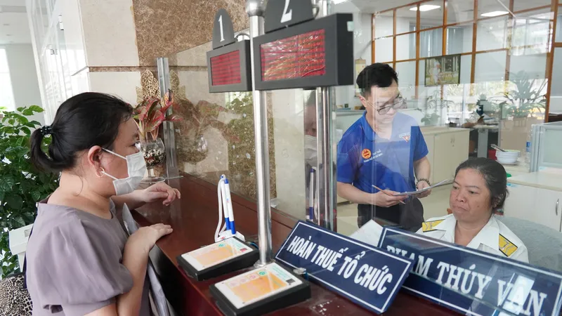 Chuyên viên thu Chuyên viên thuế tại TPHCM làm thủ tục hoàn thuế cho các tổ chức, doanh nghiệp. Ảnh: HOÀNG HÙNG
