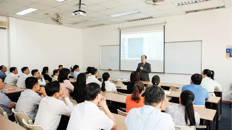Một buổi học trong chương trình đào tạo Thạc sĩ Chính sách công hệ Điều hành cao cấp cho đội ngũ cán bộ TPHCM do Ban Tổ chức Thành ủy TPHCM phối hợp với Trường ĐH Kinh tế TPHCM tổ chức