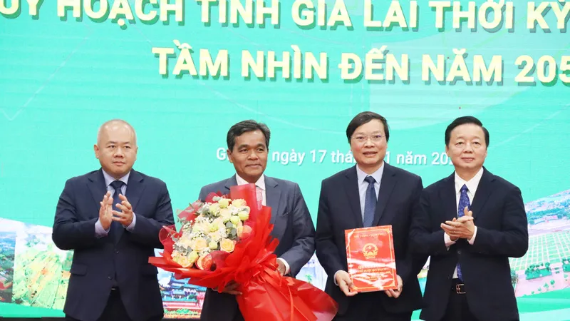 Phó Thủ tướng Trần Hồng Hà trao quyết định phê duyệt quy hoạch tỉnh Gia Lai 