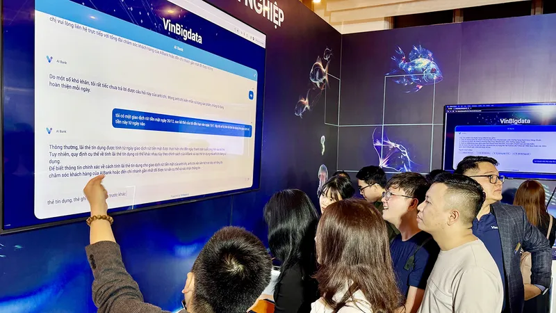 Các bạn trẻ trải nghiệm ViGPT, phiên bản chatbot AI tiếng Việt 