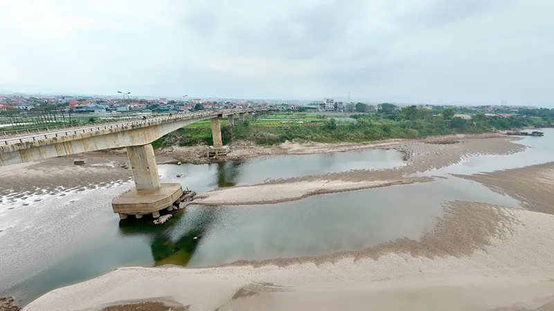Nơi cạn trơ đáy là hạ lưu sông Đà đoạn qua huyện Thanh Thủy (Phú Thọ). Ảnh: HỒ HẠNH