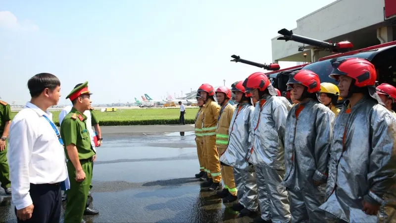 Đoàn kiểm tra tại Đội Cứu hỏa khẩn nguy nằm trong Cảng hàng không quốc tế Tân Sơn Nhất. Ảnh: A.THÁM 