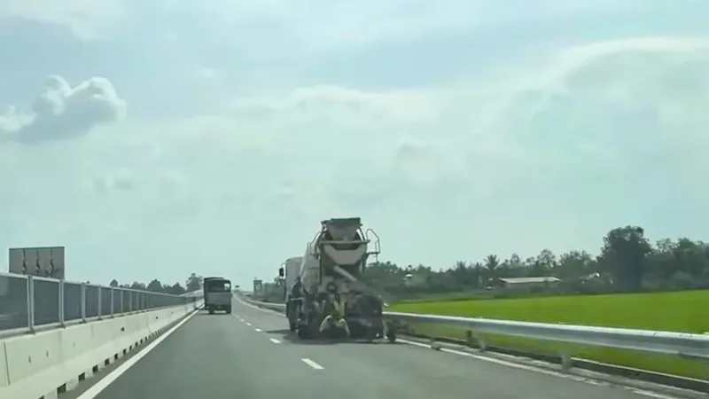 Xe bồn chở bê tông thi công hạng mục phụ trên đường cao tốc Mỹ Thuận - Cần Thơ (huyện Châu Thành, tỉnh Đồng Tháp) nhưng không để bảng cảnh báo, không có người điều phối giao thông vào chiều 17-1