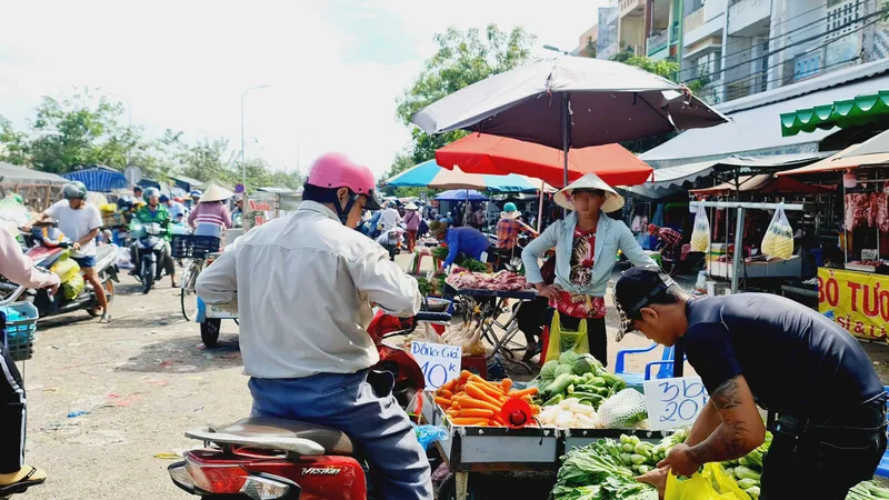 Khách mua hàng dọc “chợ tự phát” cách chợ đầu mối Hóc Môn khoảng vài chục mét. Ảnh: XUÂN TRƯƠNG
