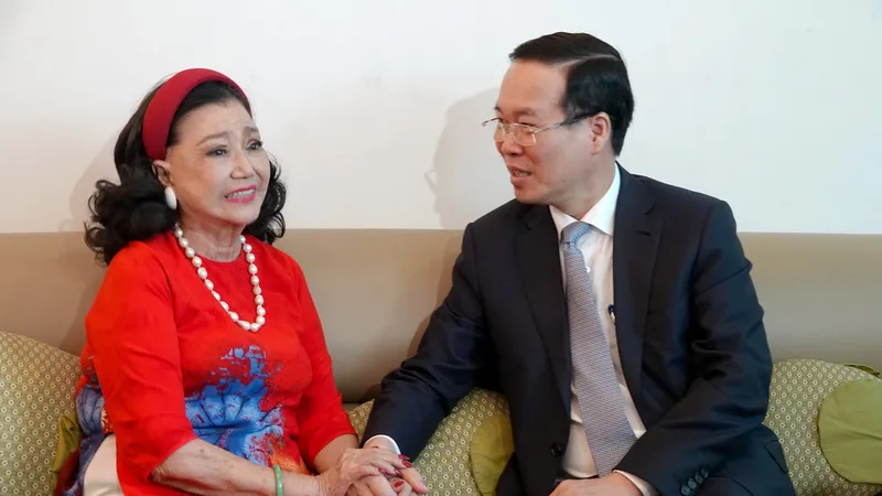 Chủ tịch nước Võ Văn Thưởng thăm và chúc tết NSND Kim Cương. Ảnh: THUÝ BÌNH