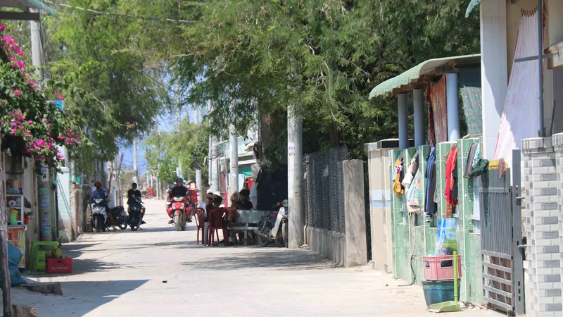 Nhà cửa, đường xá thôn Vĩnh Trường ngày càng khang trang, sạch đẹp