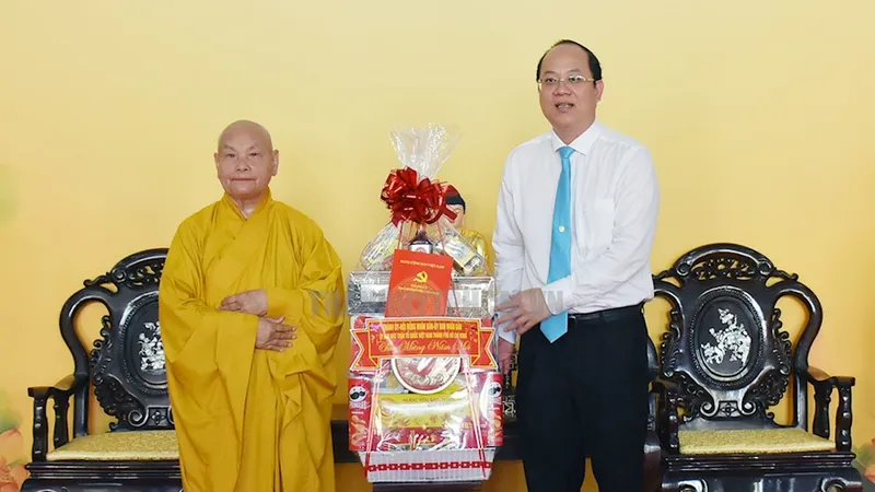 Đồng chí Nguyễn Hồ Hải tặng quà Hòa thượng Thích Thiện Nhơn