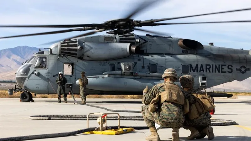 Binh sĩ Mỹ đứng cạnh chiếc trực thăng CH-53E Super Stallion. Nguồn: Thủy quân lục chiến Mỹ