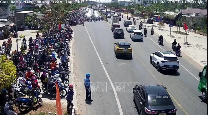 Lực lượng Cảnh sát giao thông hai tỉnh Bến Tre và Tiền Giang liên tục phối hợp chặn xe hướng Bến Tre đi Tiền Giang để ưu tiên hướng Tiền Giang đi Bến Tre để giải phóng lượng xe phía Tiền Giang ngày càng đông. Ảnh:TTXVN 