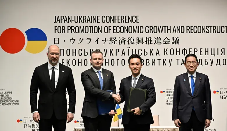 Thủ tướng Ukraine Denys Shmyhal (trái) bắt tay Thủ tướng Nhật Bản Fumio Kishida trong Hội nghị Nhật Bản - Ukraine về thúc đẩy tăng trưởng kinh tế và tái thiết ngày 19-2. Ảnh: Seattle Times