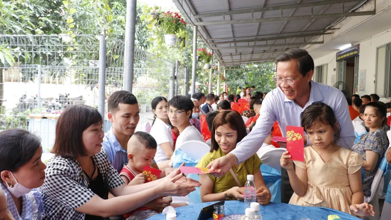 Chủ tịch UBND TPHCM Phan Văn Mãi lì xì công nhân không về quê ăn tết tại khu lưu trú công nhân, Khu Công nghiệp Hiệp Phước, huyện Nhà Bè. Ảnh: NGÔ BÌNH