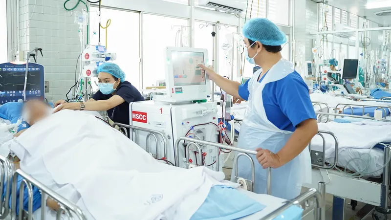 Bác sĩ Bệnh viện Chợ Rẫy chăm sóc cho bệnh nhân bị tai nạn giao thông