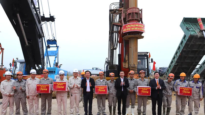 Lãnh đạo tỉnh Thanh Hóa tặng quà động viên các đơn vị thi công tuyến đường nối cao tốc Bắc - Nam, quốc lộ 1A với cảng Nghi Sơn 