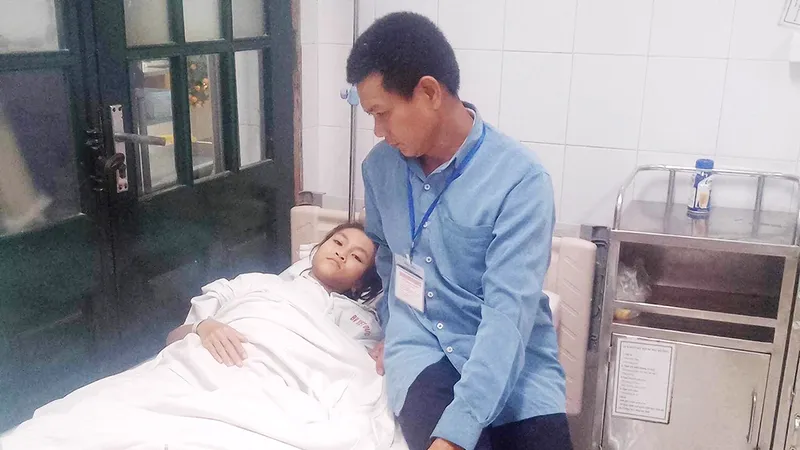 Con bị tai nạn giập xương ống chân, gia cảnh kiệt quệ