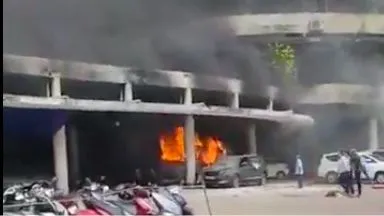 Ngọn lửa kèm khói đen bốc cao