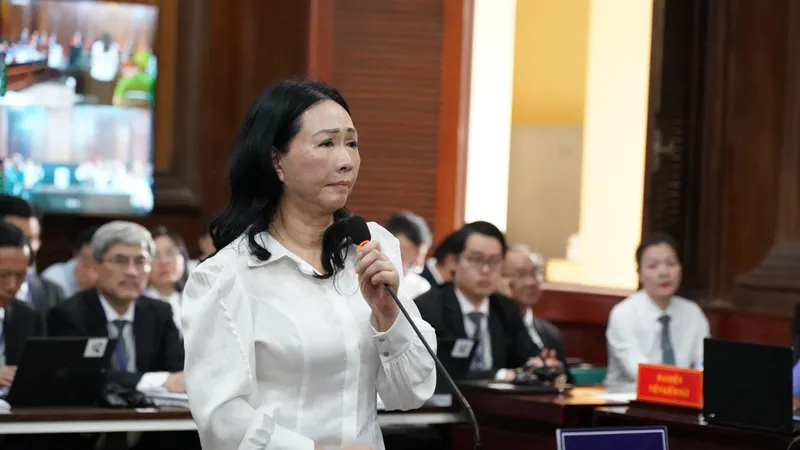 Bị cáo Trương Mỹ Lan trả lời HĐXX. Ảnh: HOÀNG HÙNG