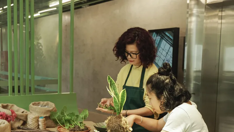 Bạn trẻ tìm cho mình niềm vui từ chăm sóc tạo hình tiểu cảnh. Ảnh: TOONG