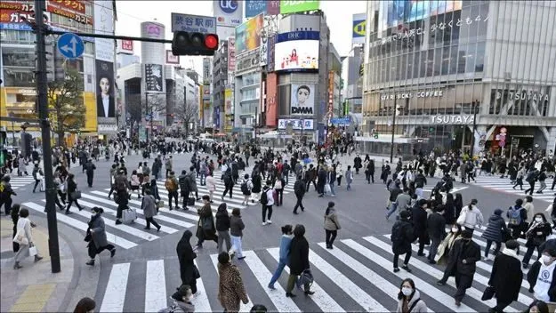 Người dân di chuyển trên đường phố tại Tokyo, Nhật Bản. Ảnh tư liệu: Kyodo
