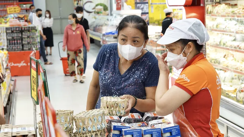 Bà nội trợ cân nhắc giá khi mua thực phẩm thiết yếu. Ảnh: HOÀNG HÙNG