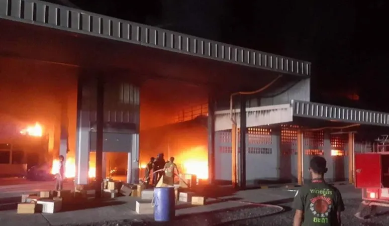 Lính cứu hỏa dập tắt đám cháy tại một địa điểm ở Yala. Nguồn: Bangkok Post