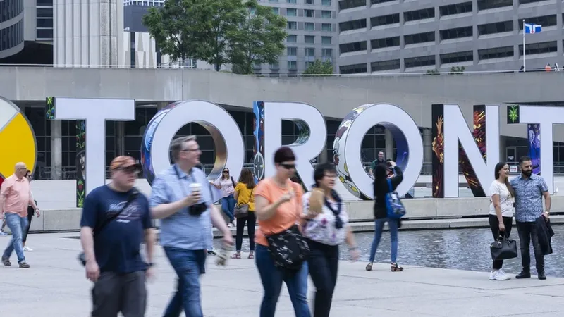 Người dân di chuyển trên đường phố tại Toronto, Ontario, Canada, ngày 16-6-2023. Ảnh: THX