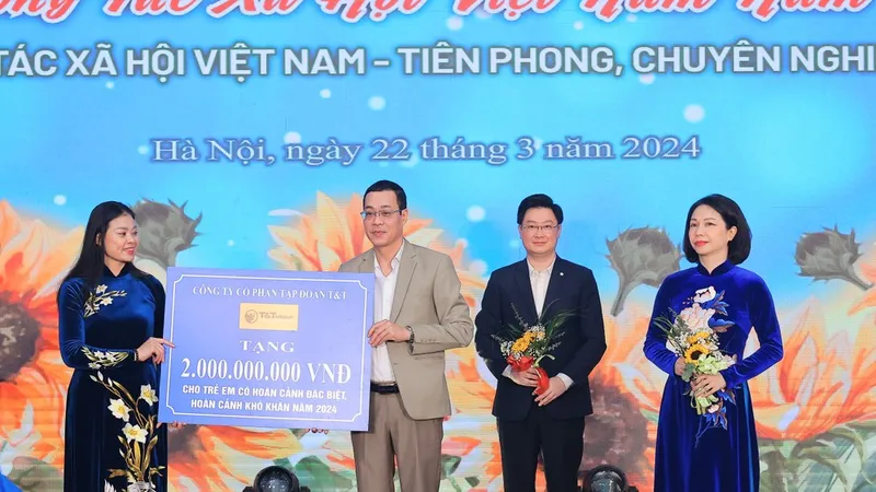 Đại diện Tập đoàn T&T Group trao ủng hộ Trung tâm Công tác xã hội và Quỹ Bảo trợ trẻ em TP Hà Nội 2 tỷ đồng
