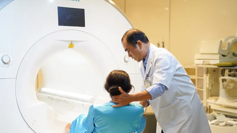 Kỹ thuật viên khoa Chẩn đoán hình ảnh, Bệnh viện Chợ Rẫy hỗ trợ bệnh nhân chụp MRI kiểm tra sức khỏe. Ảnh: MINH NAM